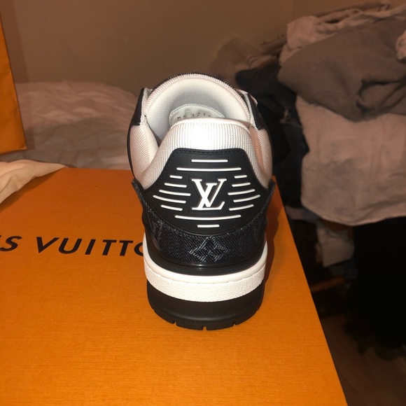 Lv sneakers size 6 1/2 for a man 8 1/2 for women - Picture 4 of 7